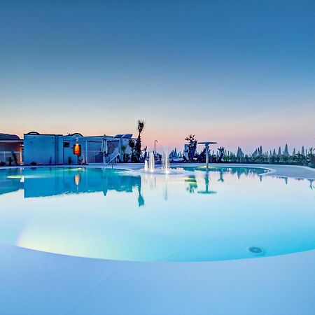Mediterraneo Hotel & Suites Cattolica Bagian luar foto