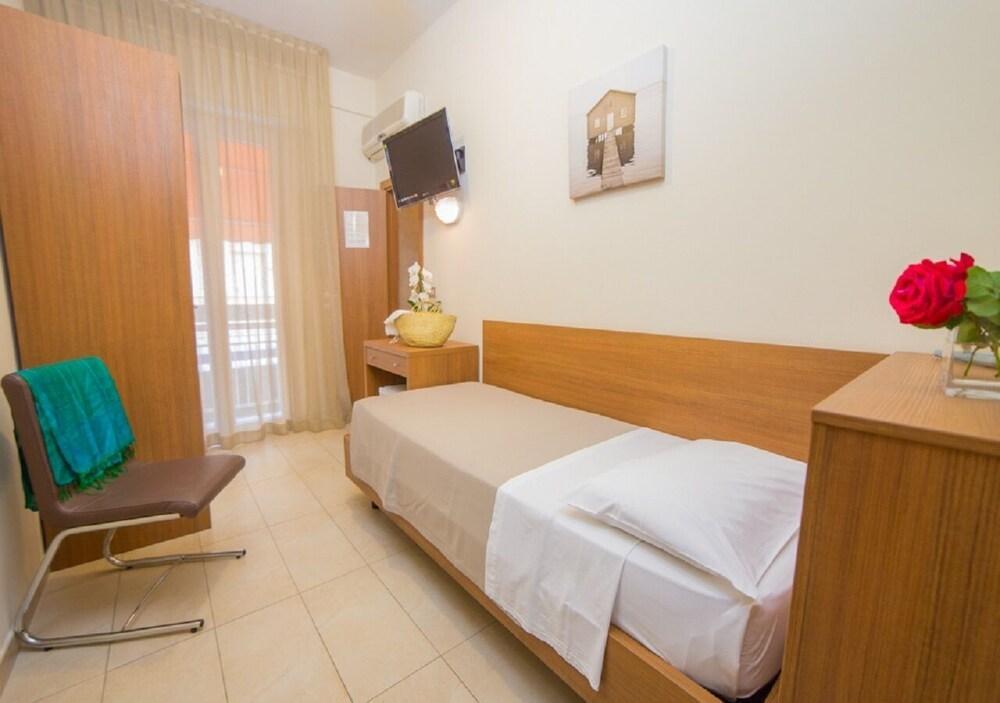 Mediterraneo Hotel & Suites Cattolica Bagian luar foto