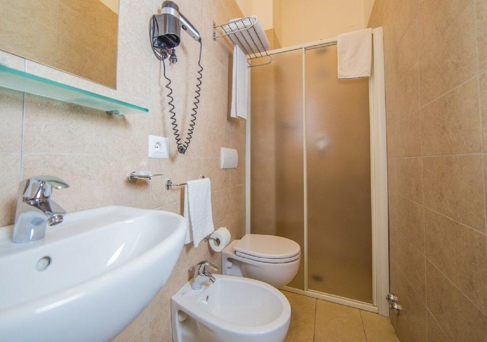 Mediterraneo Hotel & Suites Cattolica Bagian luar foto