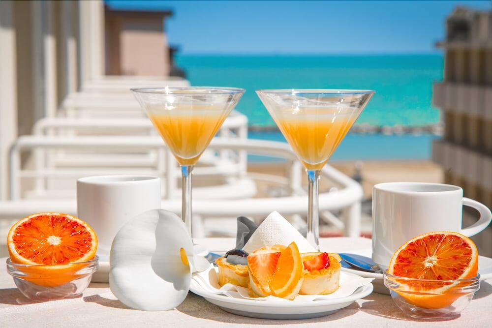 Mediterraneo Hotel & Suites Cattolica Bagian luar foto