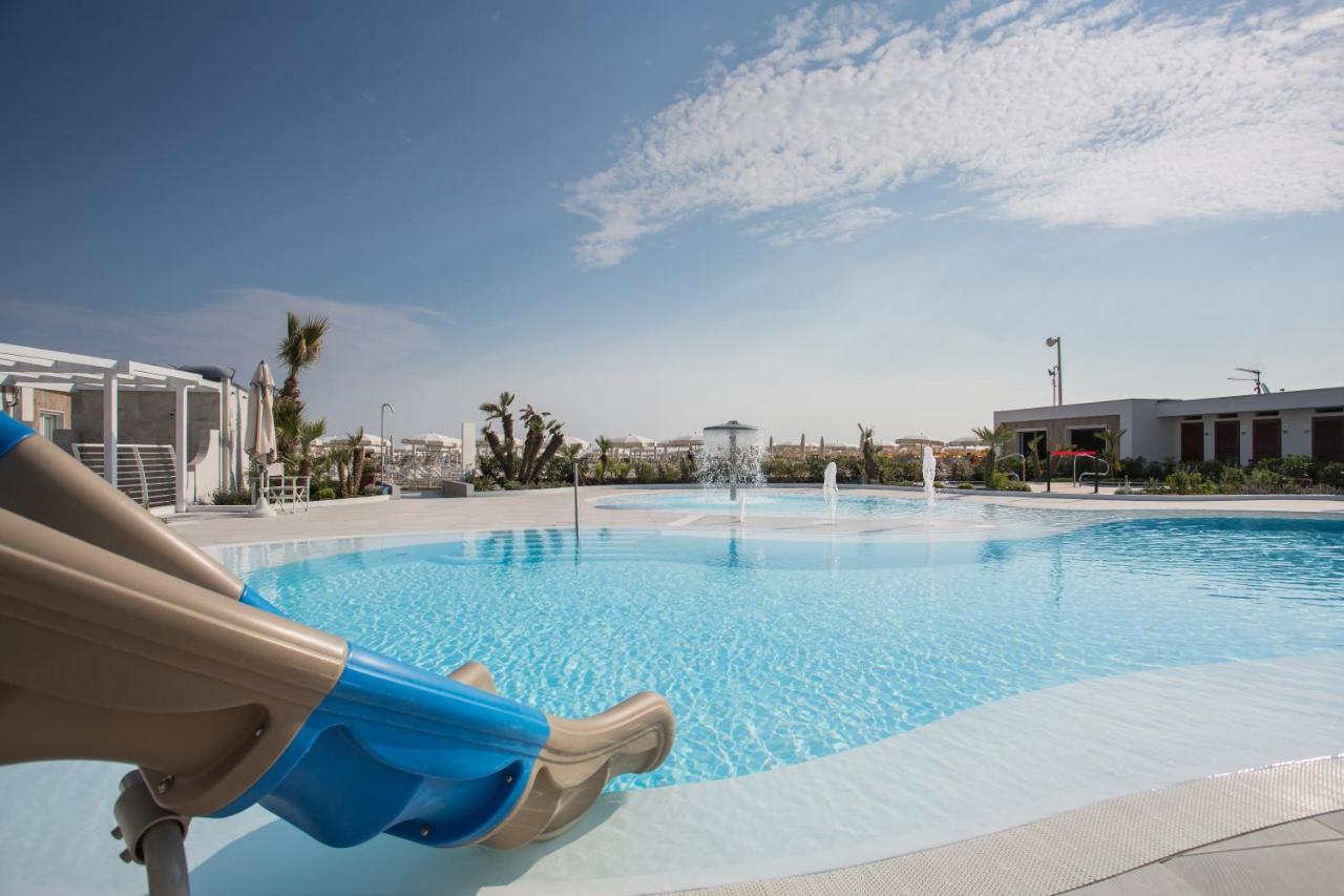 Mediterraneo Hotel & Suites Cattolica Bagian luar foto