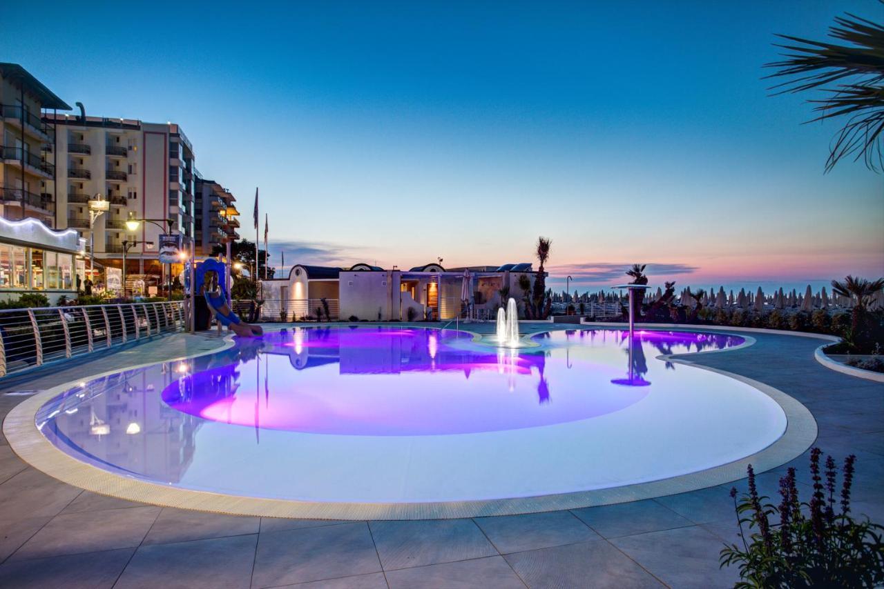 Mediterraneo Hotel & Suites Cattolica Bagian luar foto