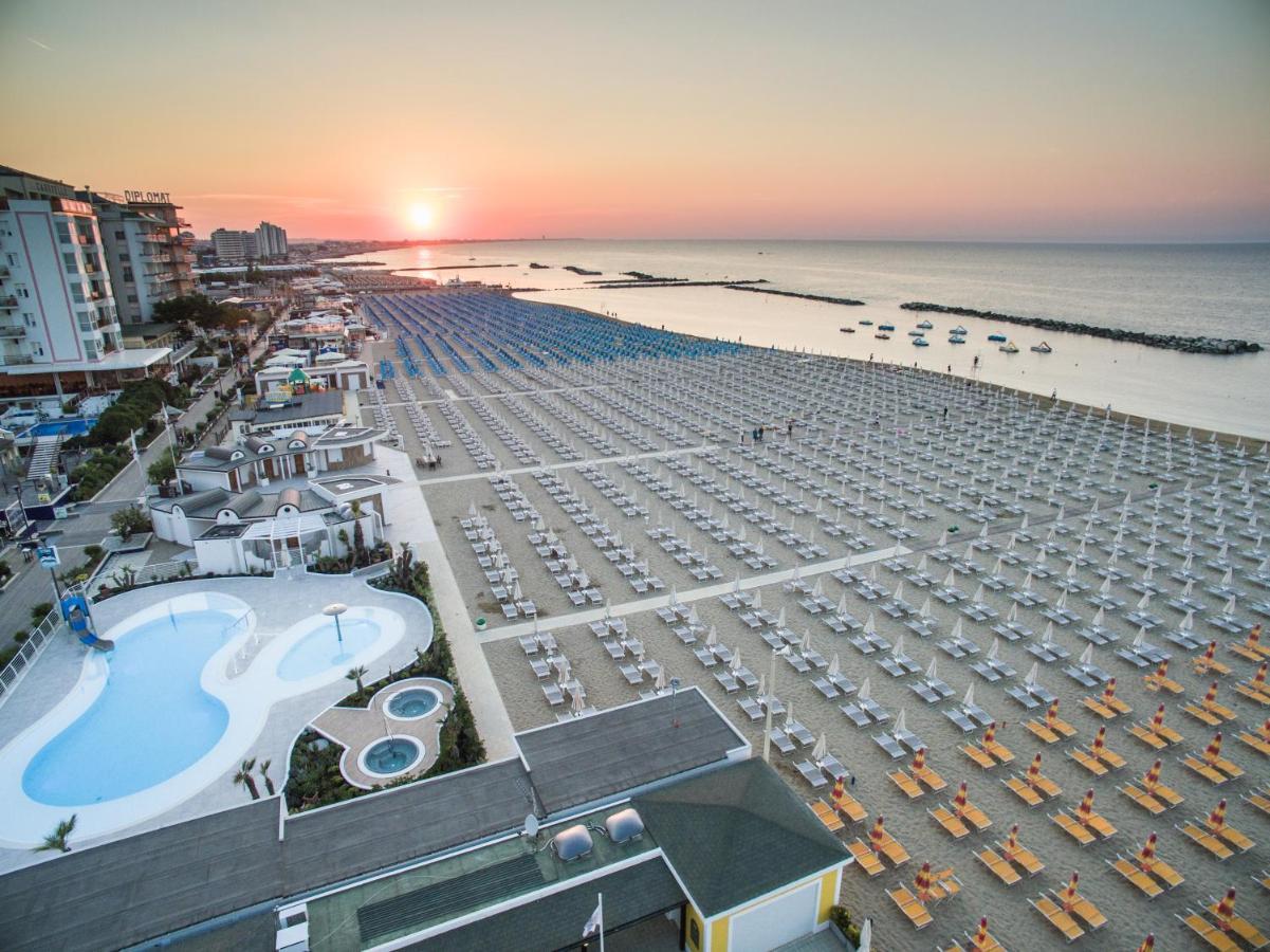 Mediterraneo Hotel & Suites Cattolica Bagian luar foto