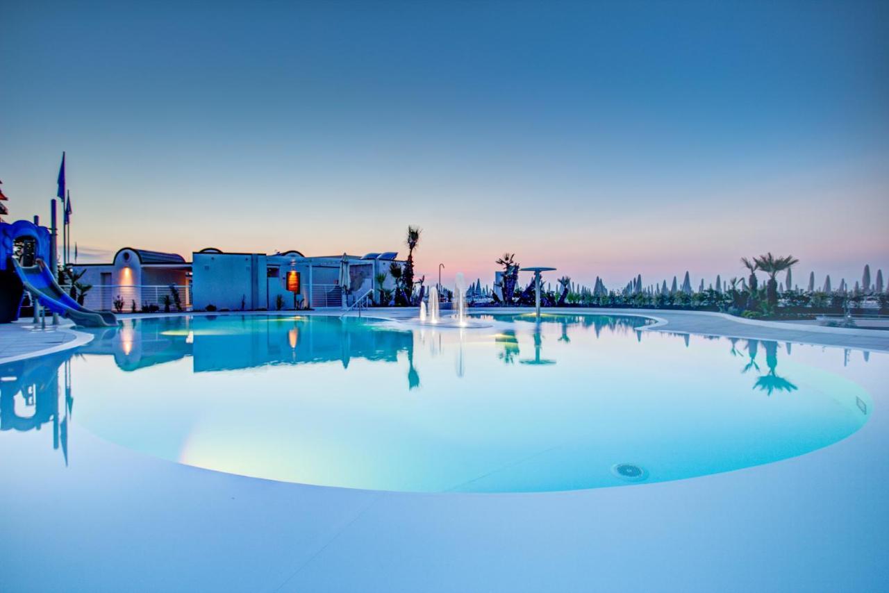 Mediterraneo Hotel & Suites Cattolica Bagian luar foto