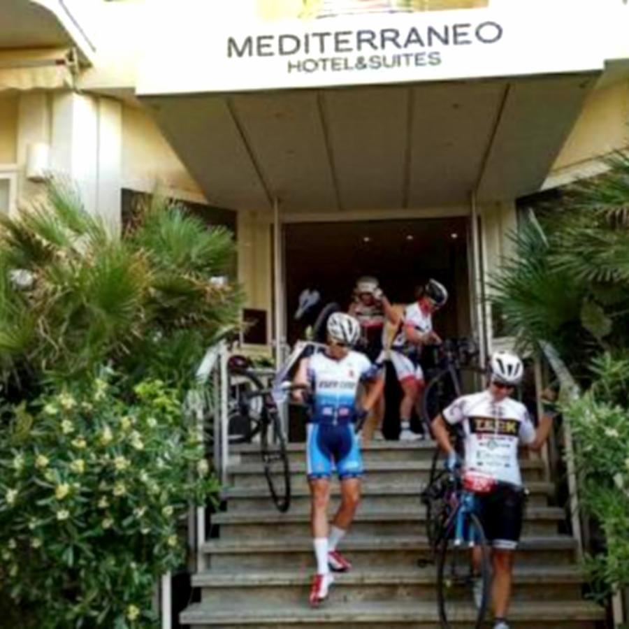 Mediterraneo Hotel & Suites Cattolica Bagian luar foto