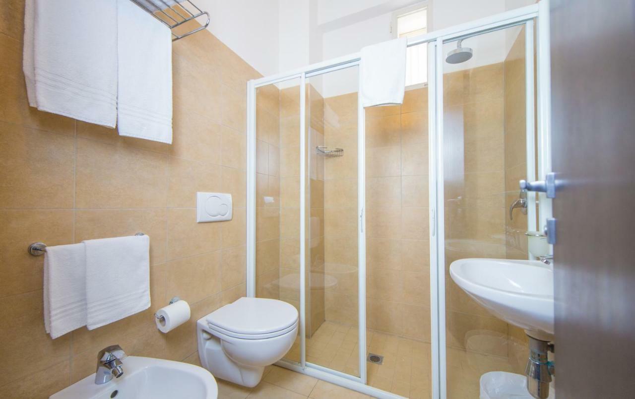 Mediterraneo Hotel & Suites Cattolica Bagian luar foto