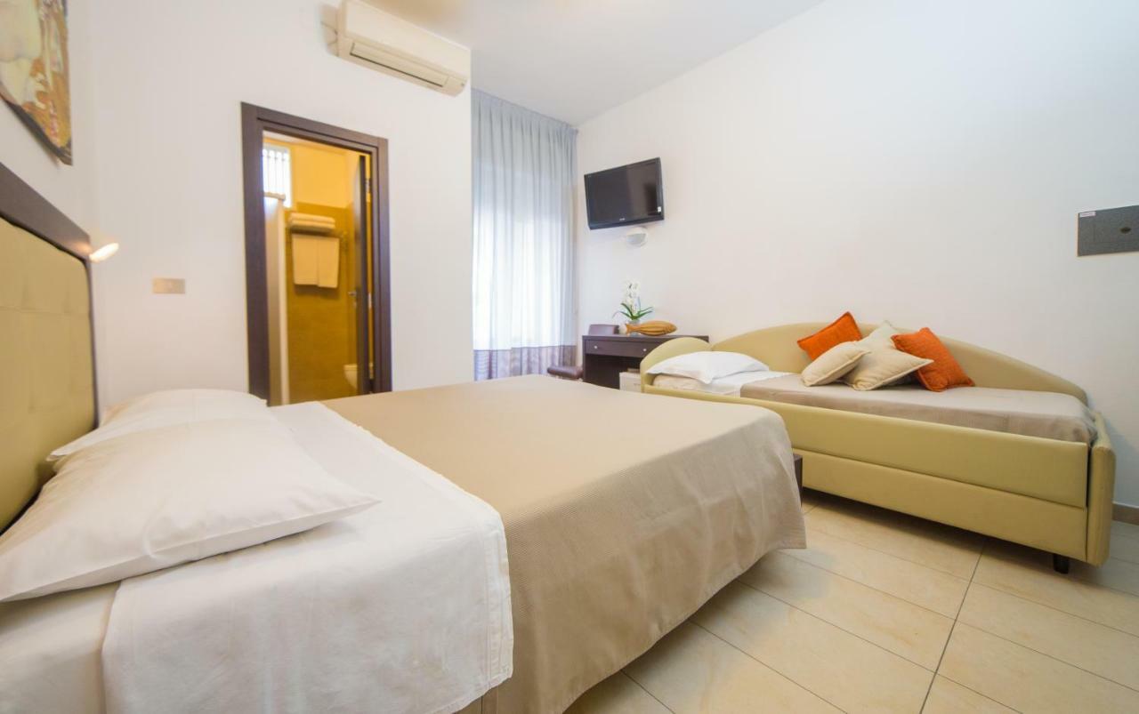 Mediterraneo Hotel & Suites Cattolica Bagian luar foto