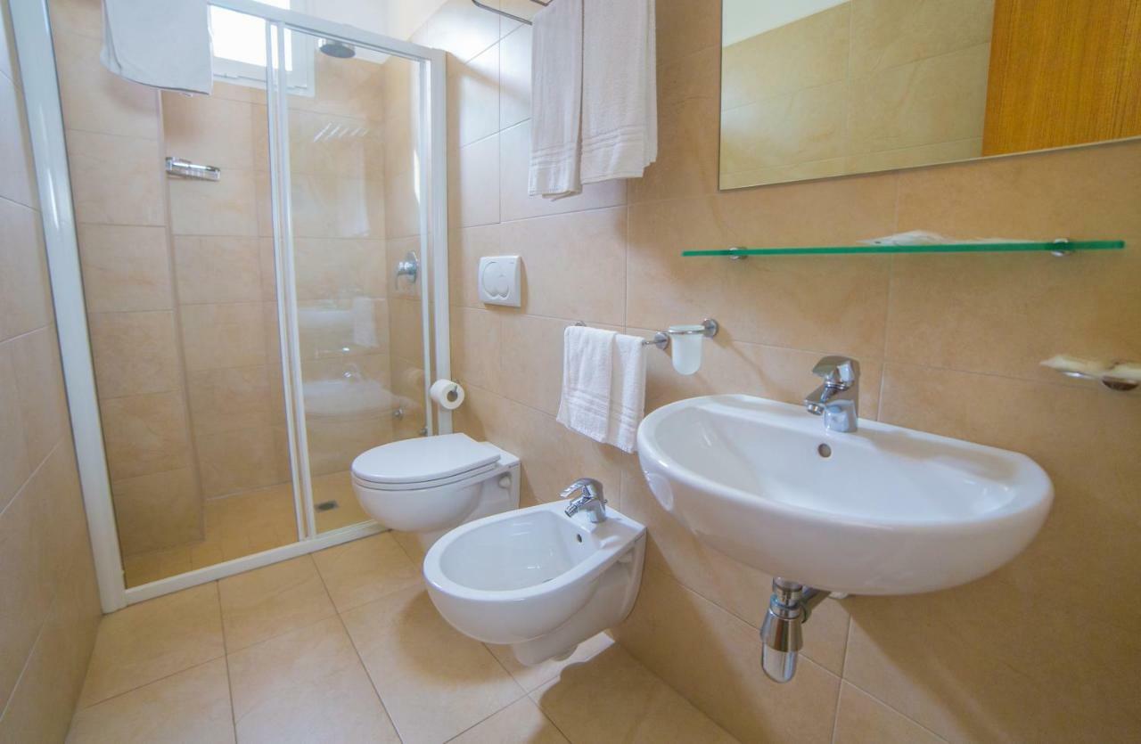 Mediterraneo Hotel & Suites Cattolica Bagian luar foto