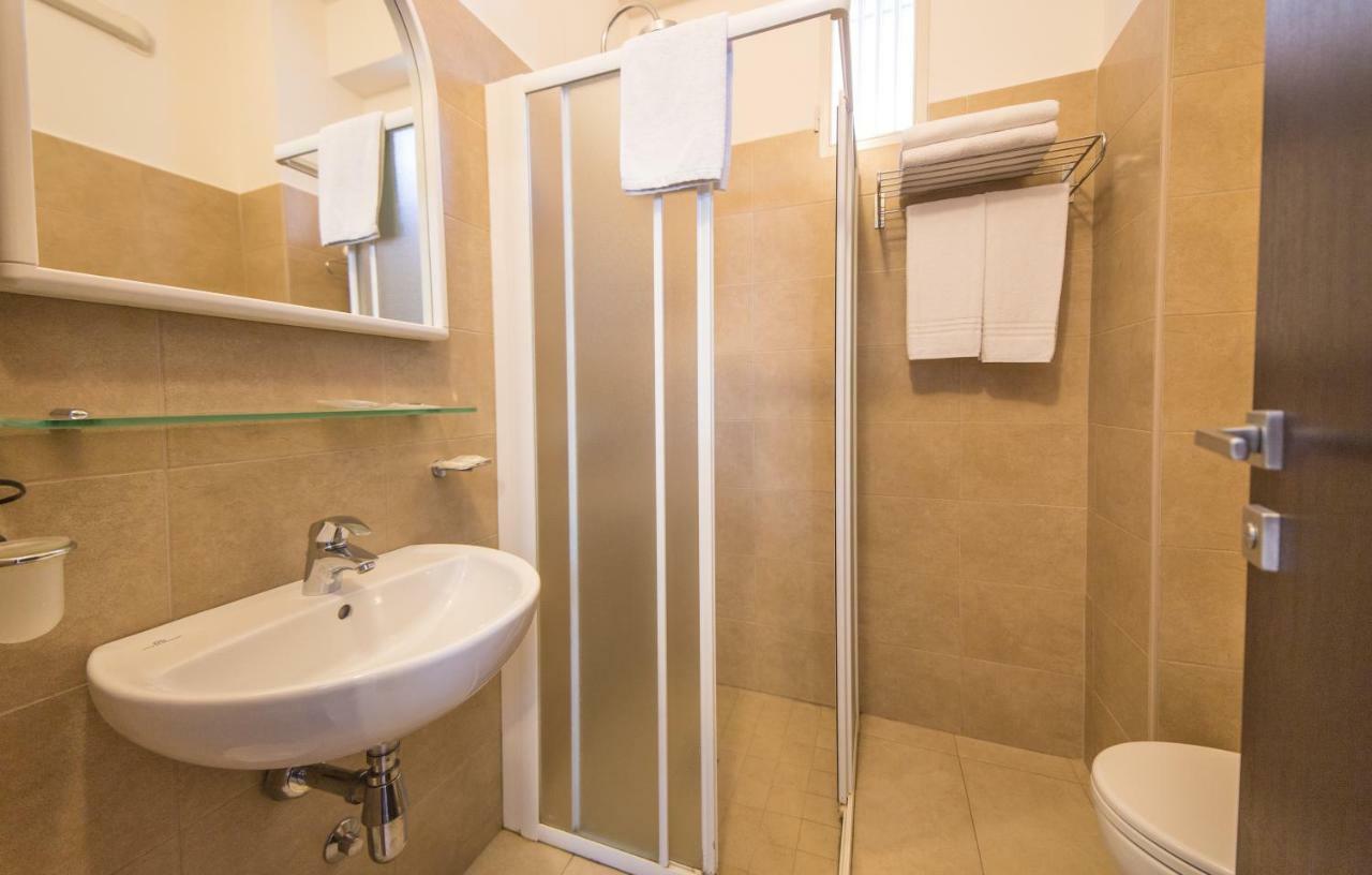 Mediterraneo Hotel & Suites Cattolica Bagian luar foto