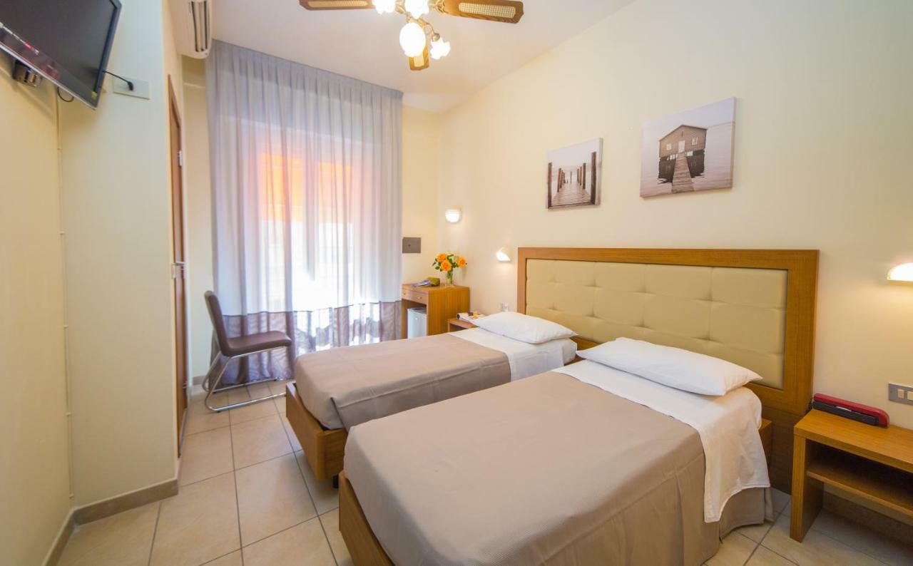 Mediterraneo Hotel & Suites Cattolica Bagian luar foto