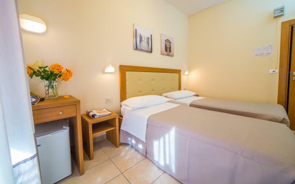 Mediterraneo Hotel & Suites Cattolica Bagian luar foto