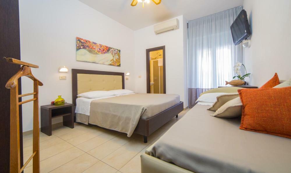 Mediterraneo Hotel & Suites Cattolica Bagian luar foto