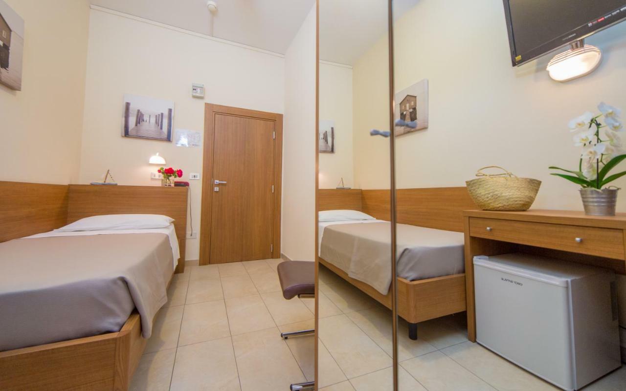 Mediterraneo Hotel & Suites Cattolica Bagian luar foto