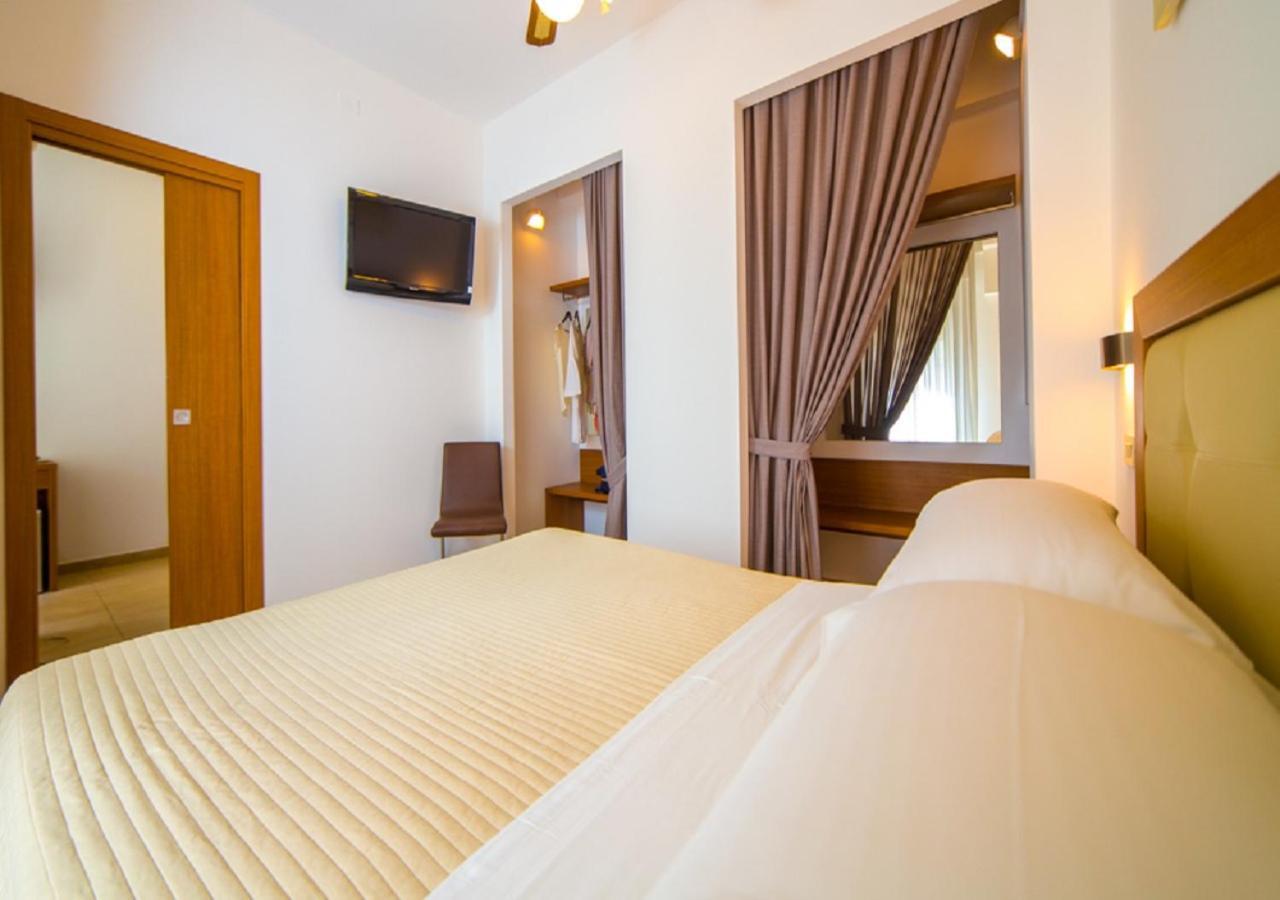 Mediterraneo Hotel & Suites Cattolica Bagian luar foto