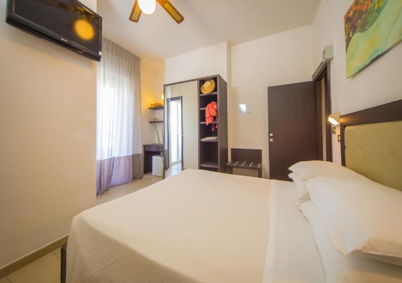 Mediterraneo Hotel & Suites Cattolica Bagian luar foto