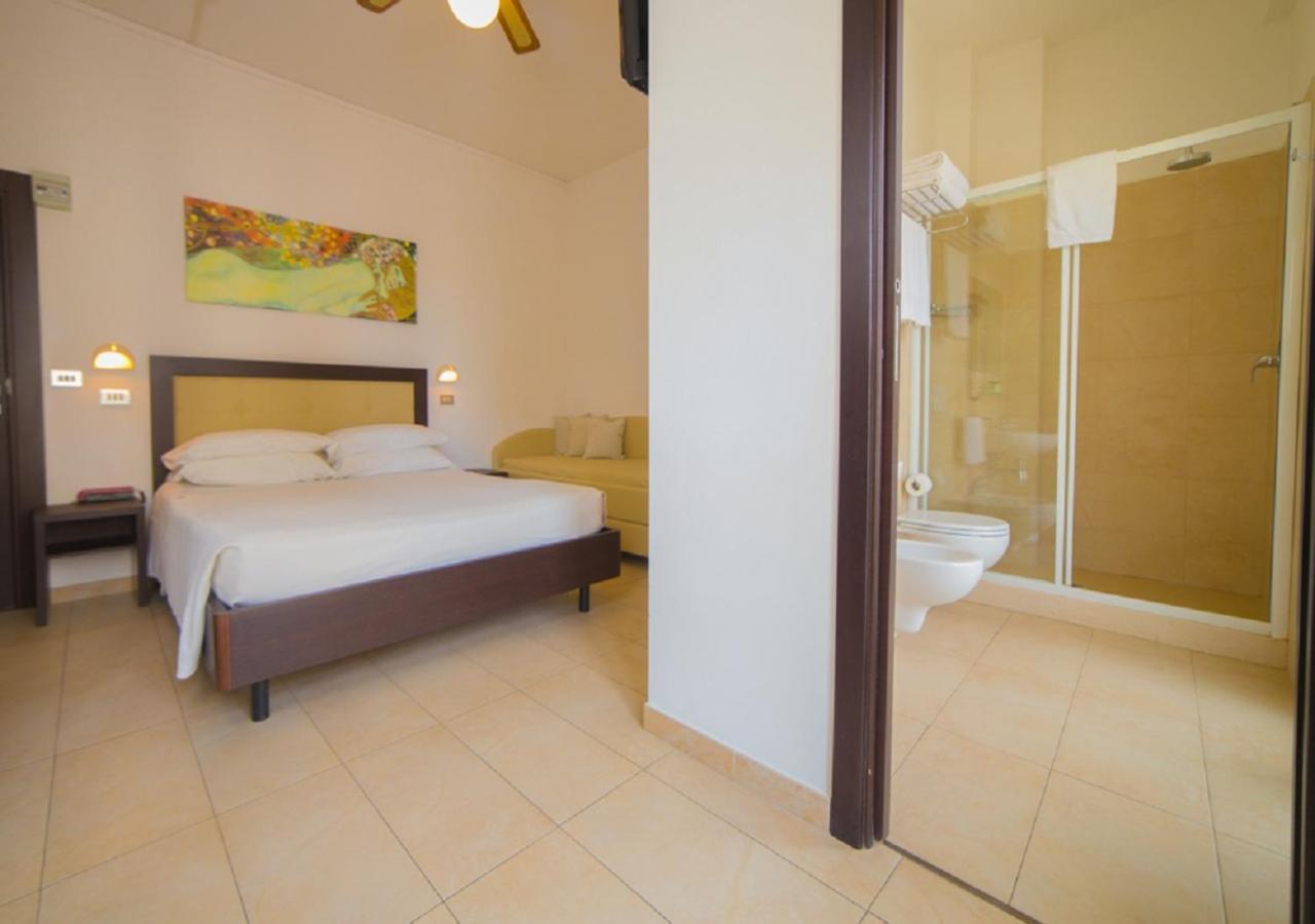 Mediterraneo Hotel & Suites Cattolica Bagian luar foto