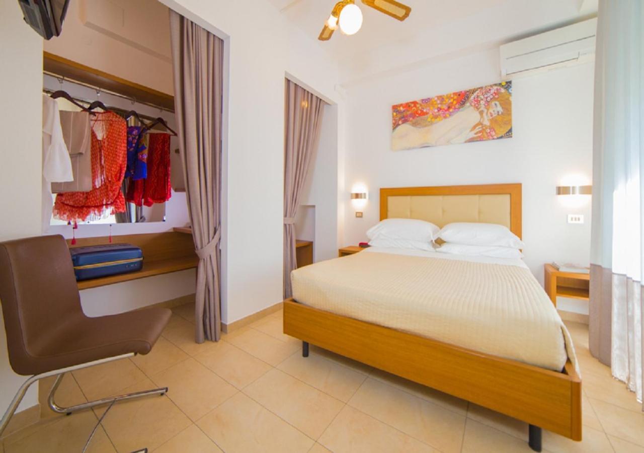 Mediterraneo Hotel & Suites Cattolica Bagian luar foto