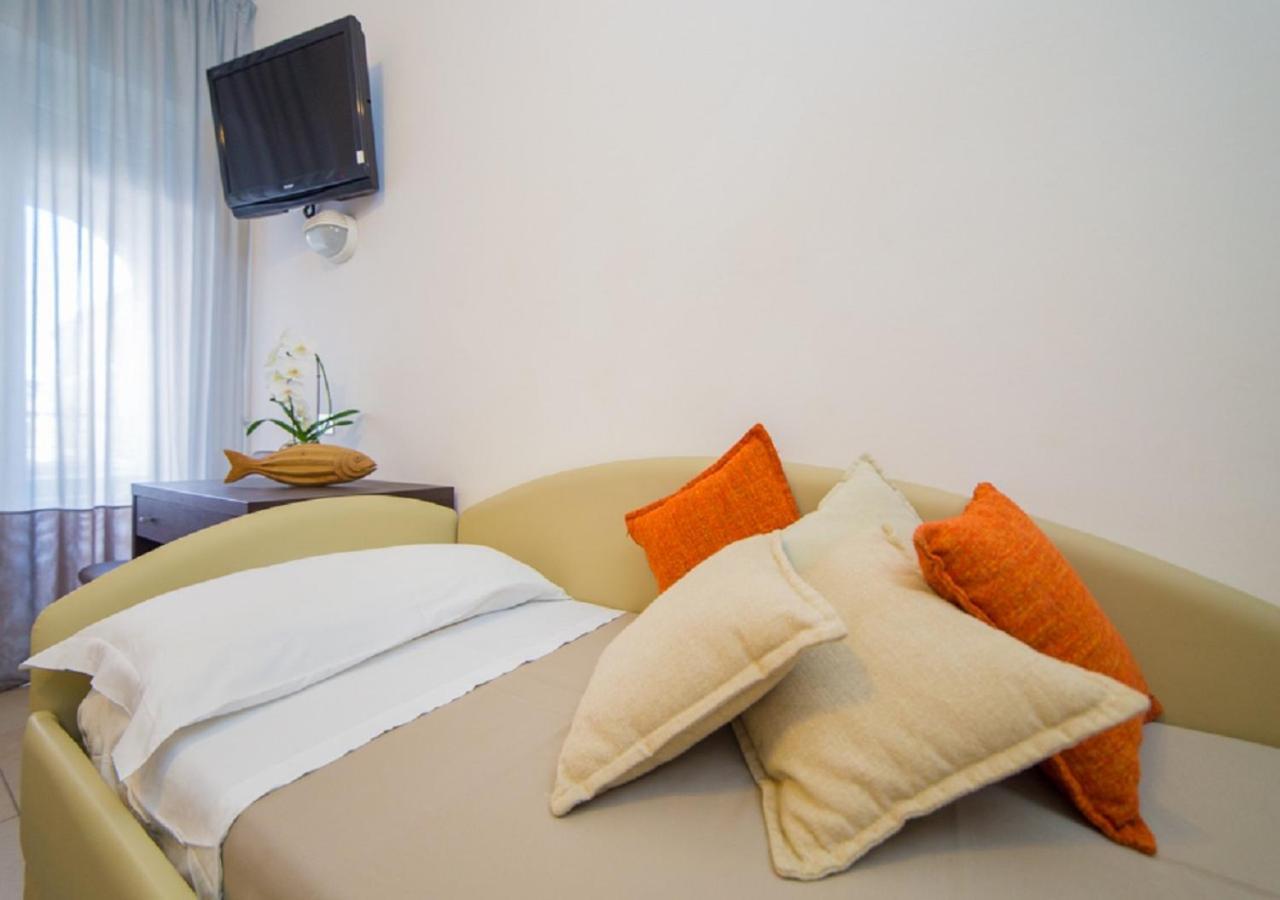 Mediterraneo Hotel & Suites Cattolica Bagian luar foto