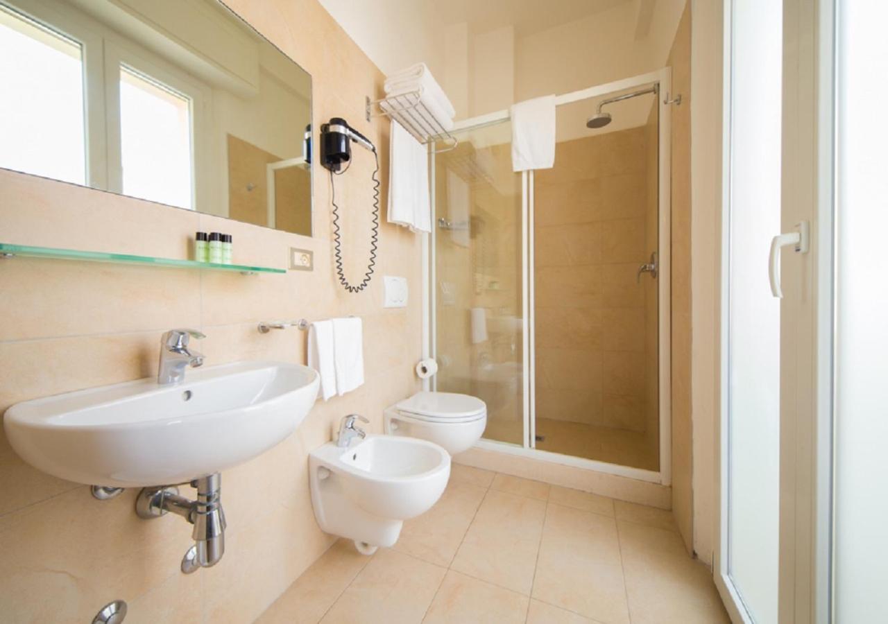 Mediterraneo Hotel & Suites Cattolica Bagian luar foto
