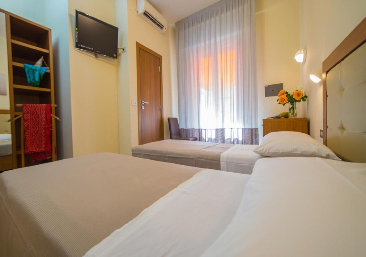 Mediterraneo Hotel & Suites Cattolica Bagian luar foto
