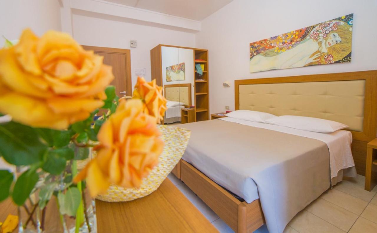 Mediterraneo Hotel & Suites Cattolica Bagian luar foto