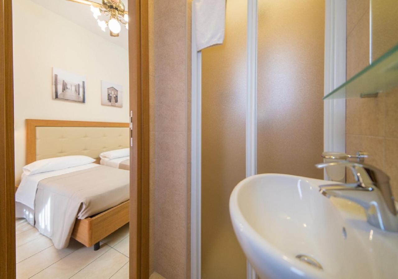 Mediterraneo Hotel & Suites Cattolica Bagian luar foto