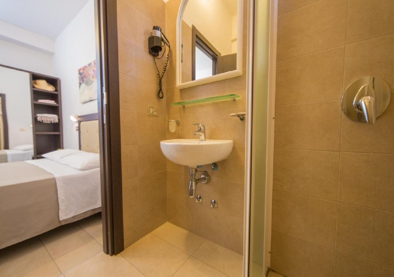 Mediterraneo Hotel & Suites Cattolica Bagian luar foto