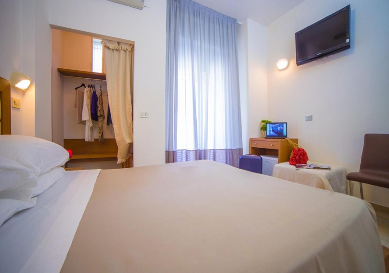 Mediterraneo Hotel & Suites Cattolica Bagian luar foto