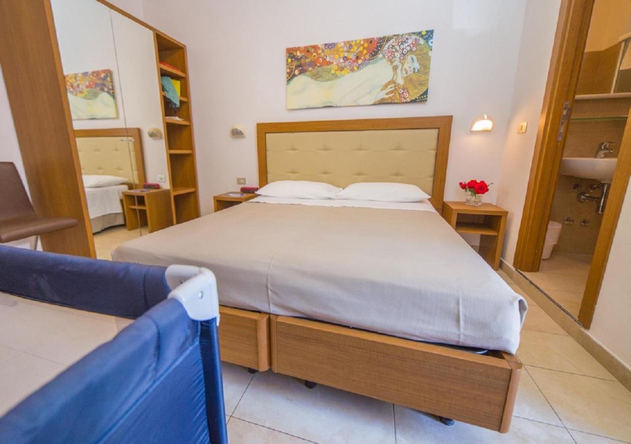 Mediterraneo Hotel & Suites Cattolica Bagian luar foto