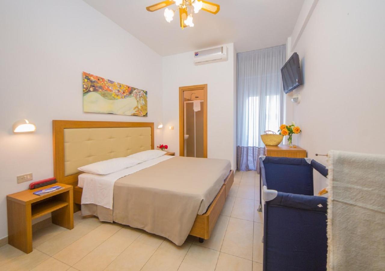 Mediterraneo Hotel & Suites Cattolica Bagian luar foto