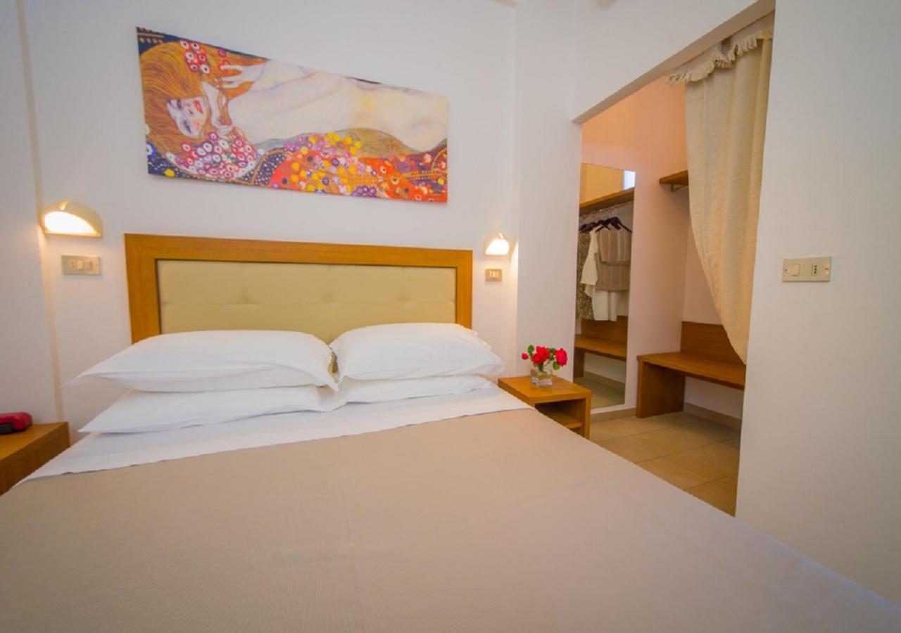 Mediterraneo Hotel & Suites Cattolica Bagian luar foto