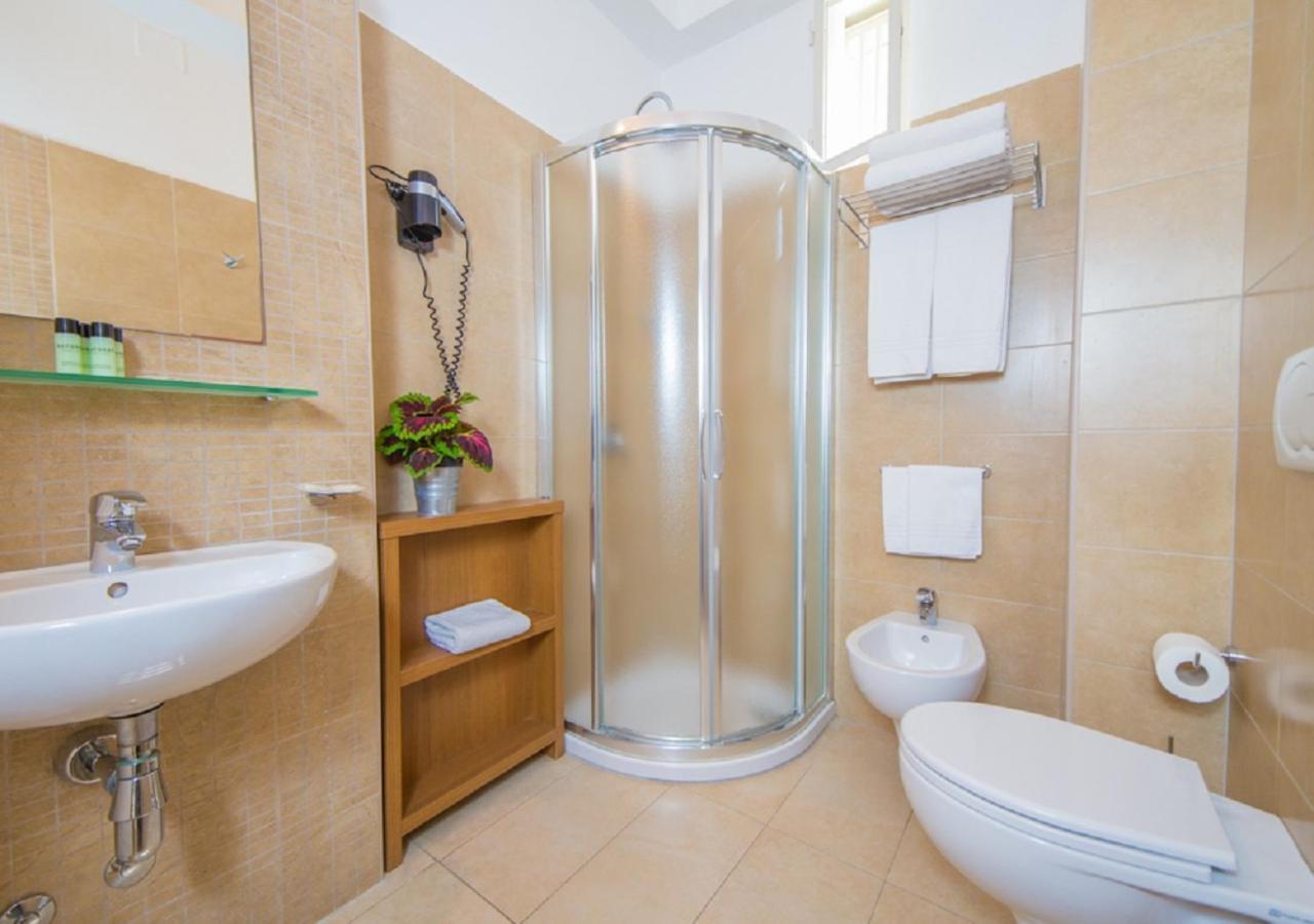 Mediterraneo Hotel & Suites Cattolica Bagian luar foto