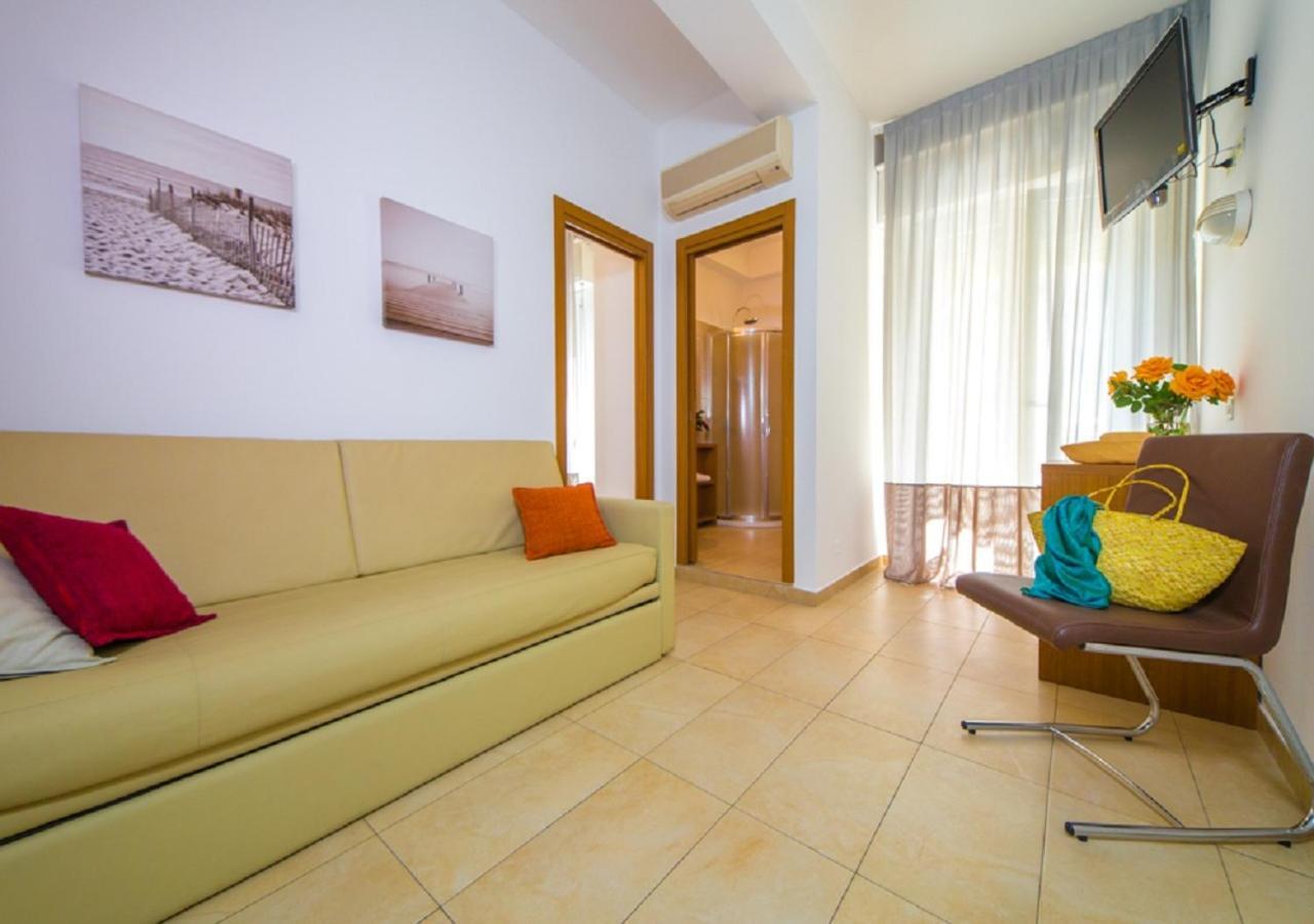 Mediterraneo Hotel & Suites Cattolica Bagian luar foto